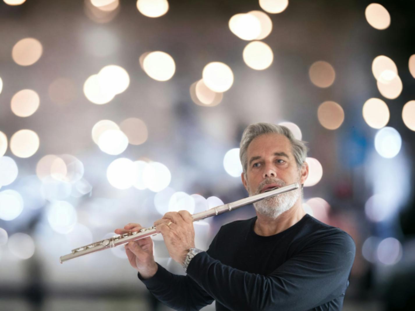 Musicista durante una sessione di improvvisazione creativa